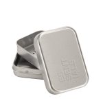 Öppen metallask med lock