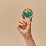 Händer som håller deodorantkräm